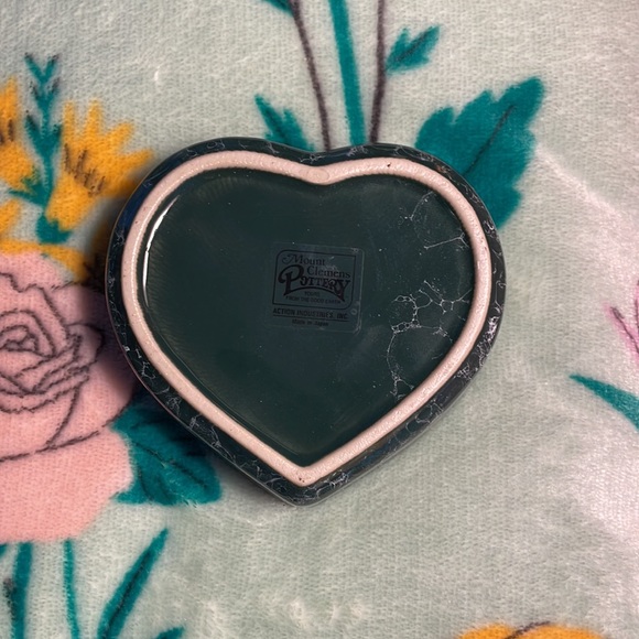Green Heart Shaped Mount Clemens pottery cameo trinket box, Excellent Condition - Picture 4 of 10